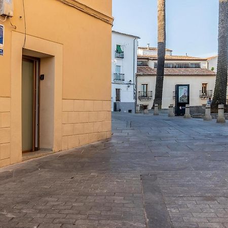 Apartamentos El Patio Plaza Santa Clara Caces Extérieur photo