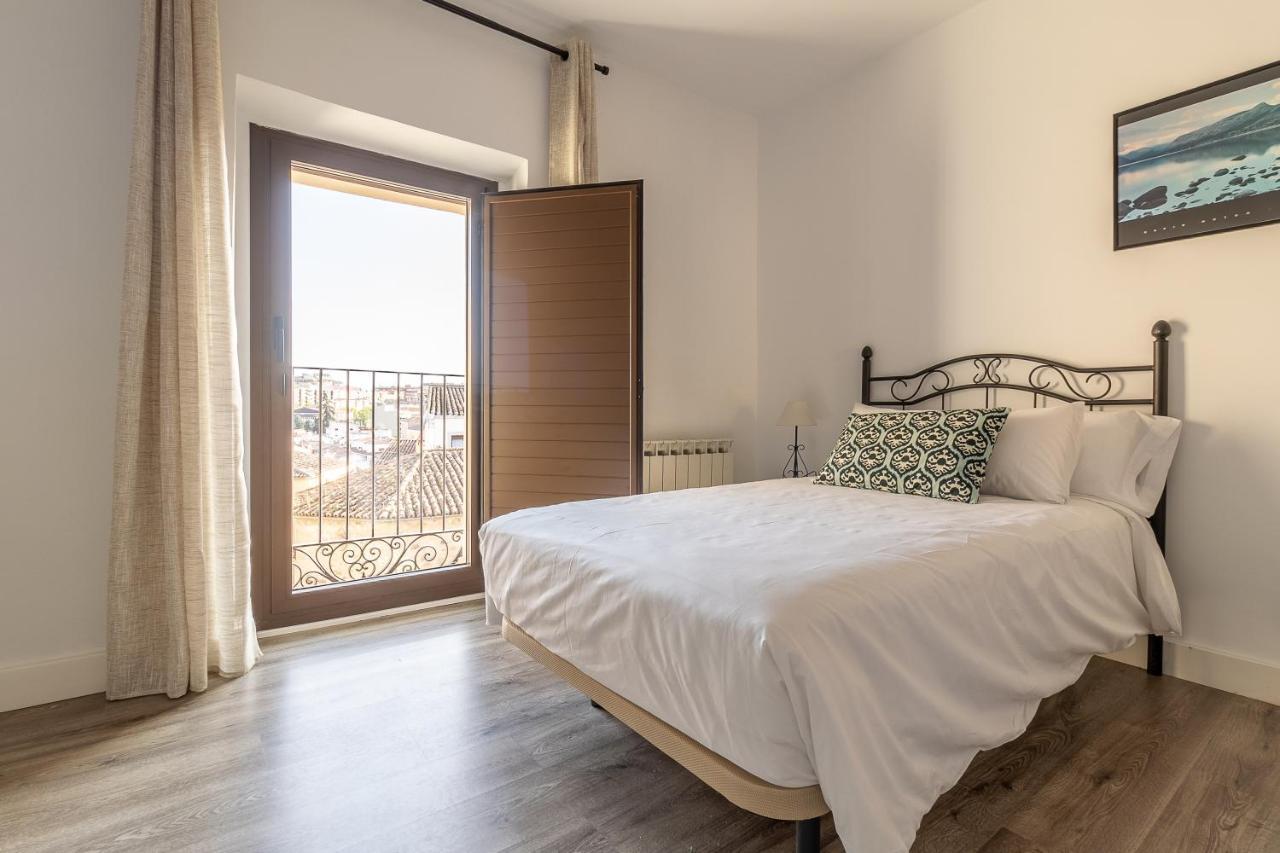 Apartamentos El Patio Plaza Santa Clara Caces Extérieur photo